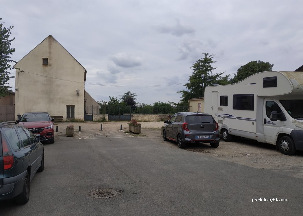 (77124) Chauconin-Neufmontiers - 5 Place de la Mairie — foto