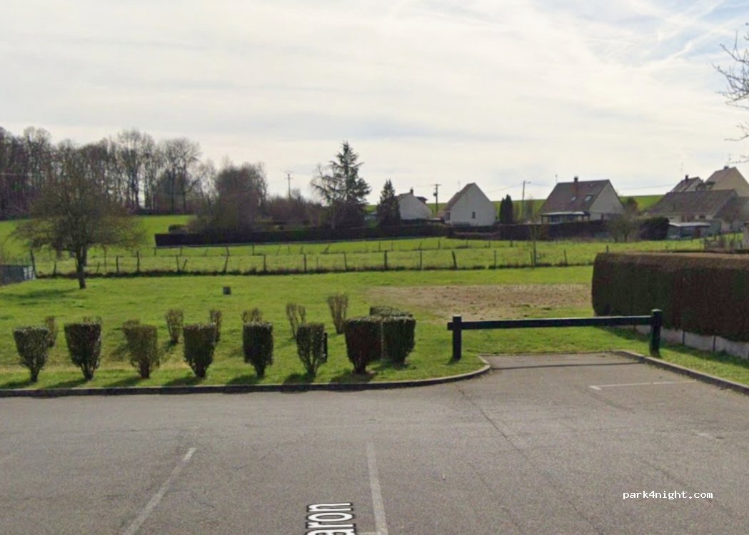 (60600) Breuil-le-Vert - 1 Place Georges Baron — foto