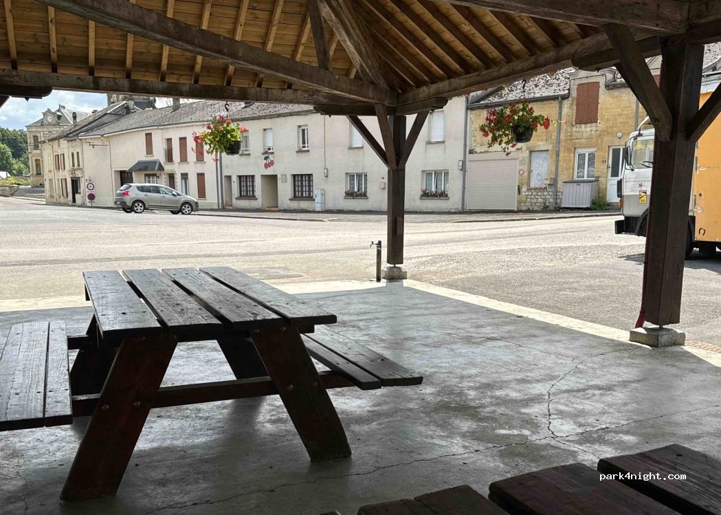 (08270) Chesnois-Auboncourt - 9 Place de la Halle — foto