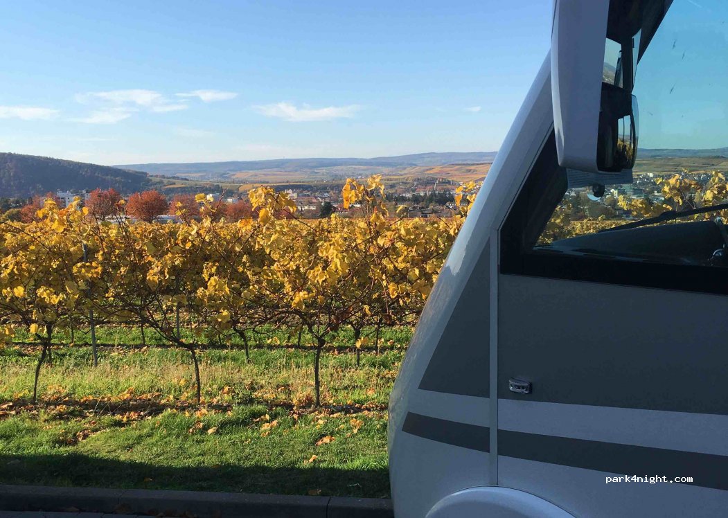 Wohnmobil- und Wohnwagenstellplatz — foto