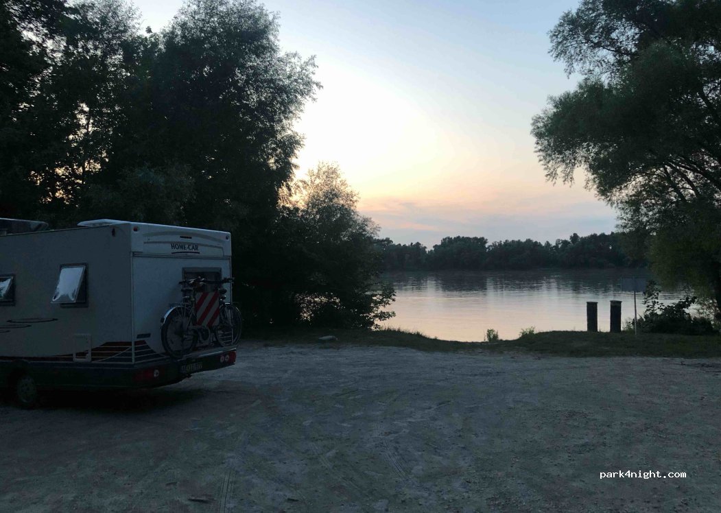 (2903) Komárom - 10 Hajóvontató part — foto 2