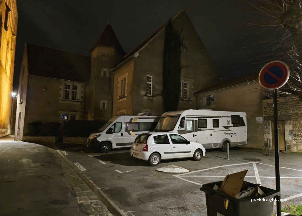 (86000) Poitiers - 1-3 Place Sainte-Croix — foto