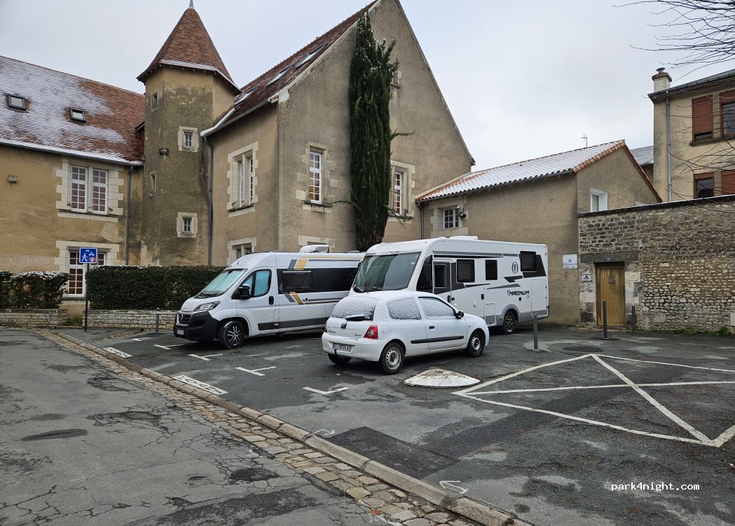 (86000) Poitiers - 1-3 Place Sainte-Croix — foto 2