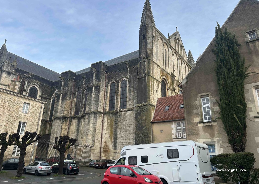 (86000) Poitiers - 1-3 Place Sainte-Croix — foto 3