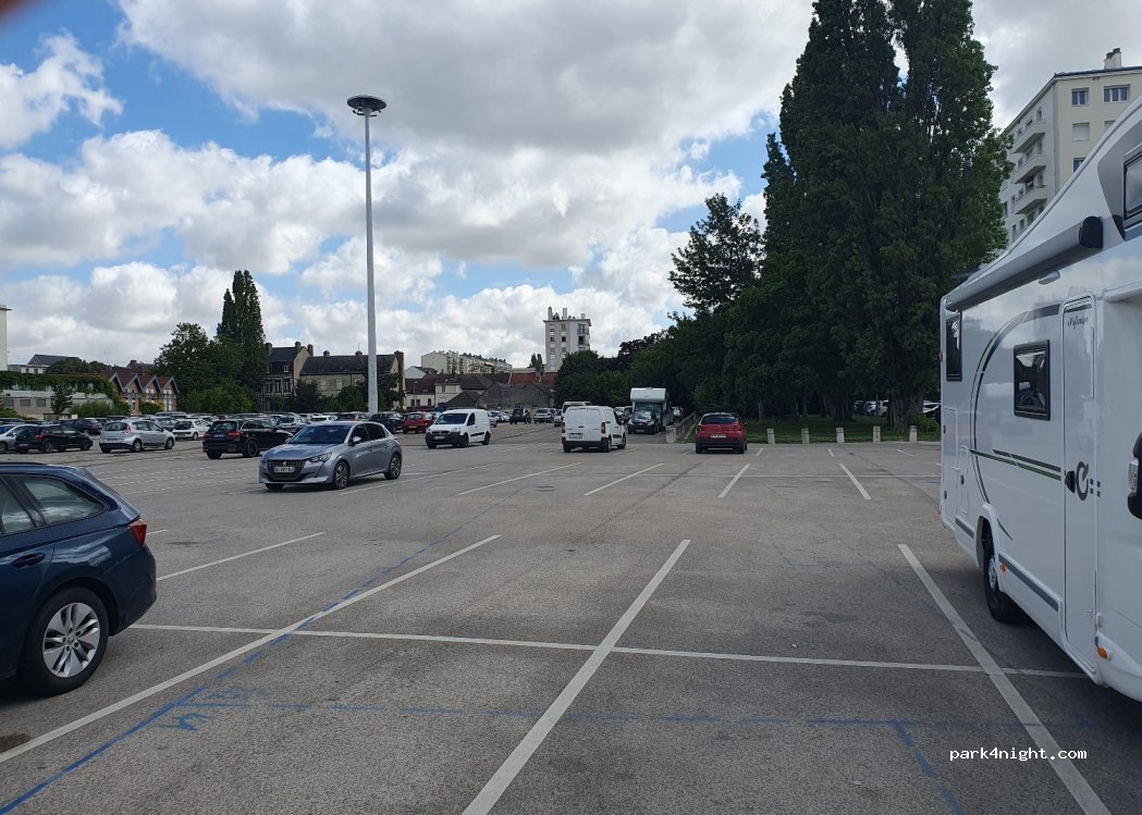 (10000) Troyes - 1 Boulevard du Général Charles Delestraint — foto