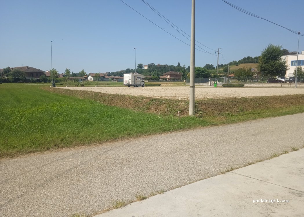 Area Sosta Camper San Damiano d'Asti — foto