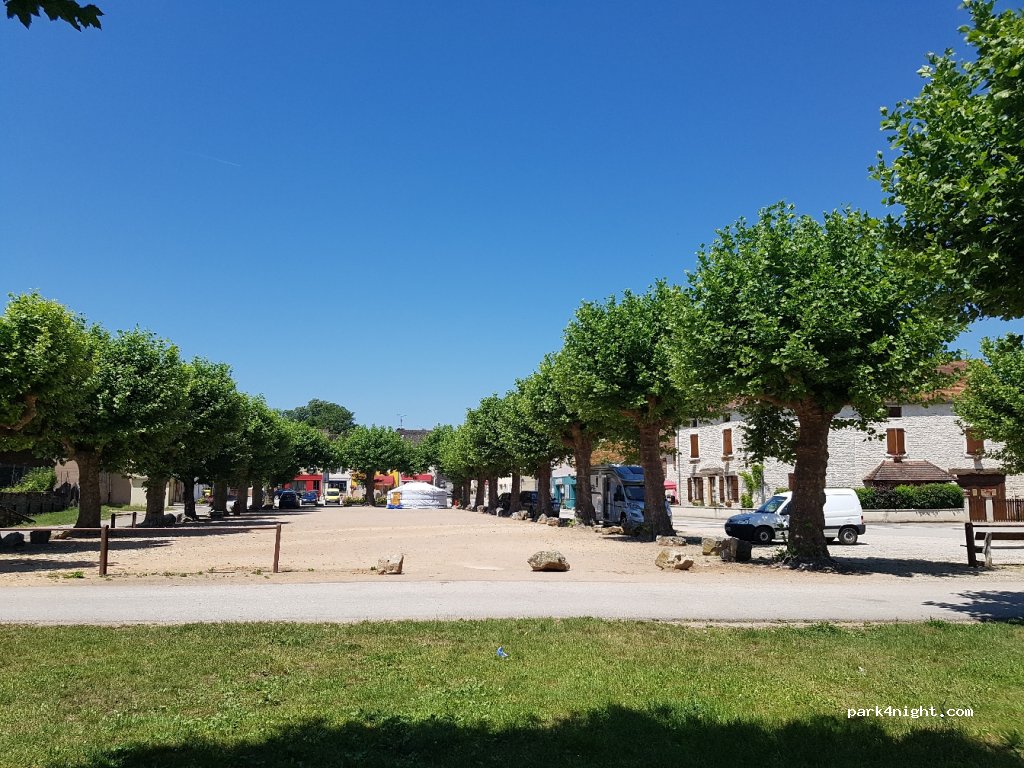 (71250) Salornay-sur-Guye - 6 Place Gandin — foto 2