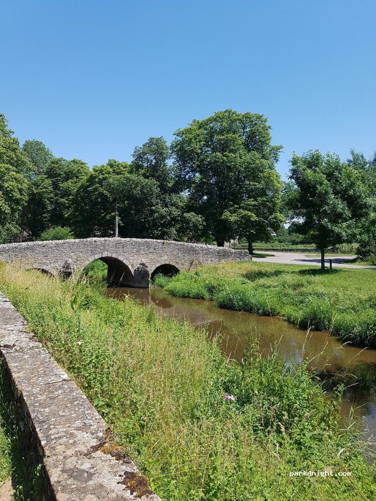(71250) Salornay-sur-Guye - 6 Place Gandin — foto 4
