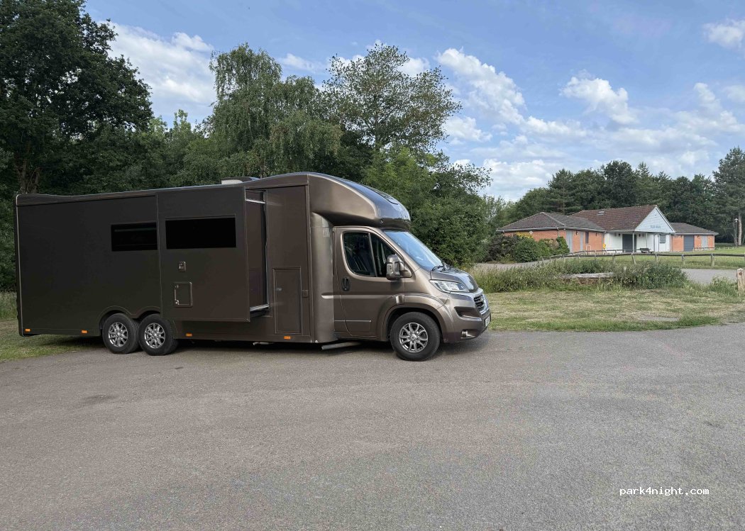 (MK15 9DL) Willen - 4 Linford Lane — foto