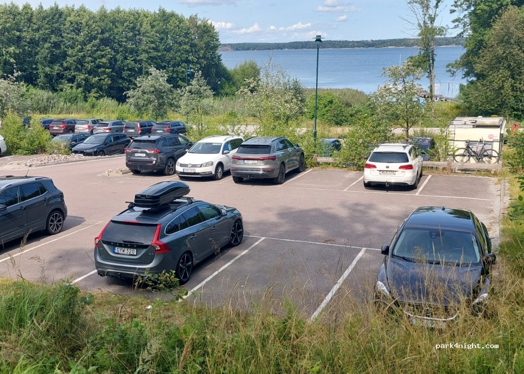 (135 69) Tyresö - 126 Breviksvägen — foto