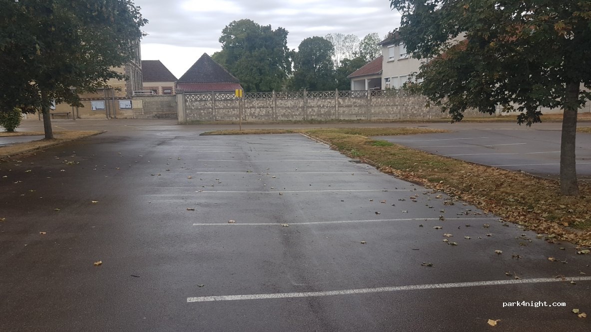 (10190) Neuville-sur-Vanne - Place Paul Chomedey de Maisonneuve — foto 2