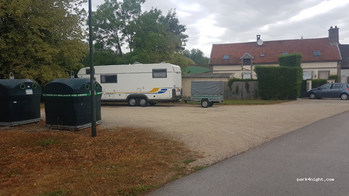 (10190) Neuville-sur-Vanne - Place Paul Chomedey de Maisonneuve — foto 3
