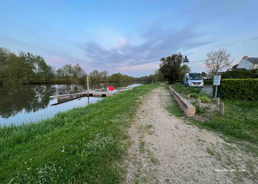 (49330) Brissarthe - 2-6 Place du Vieux Port — foto 2