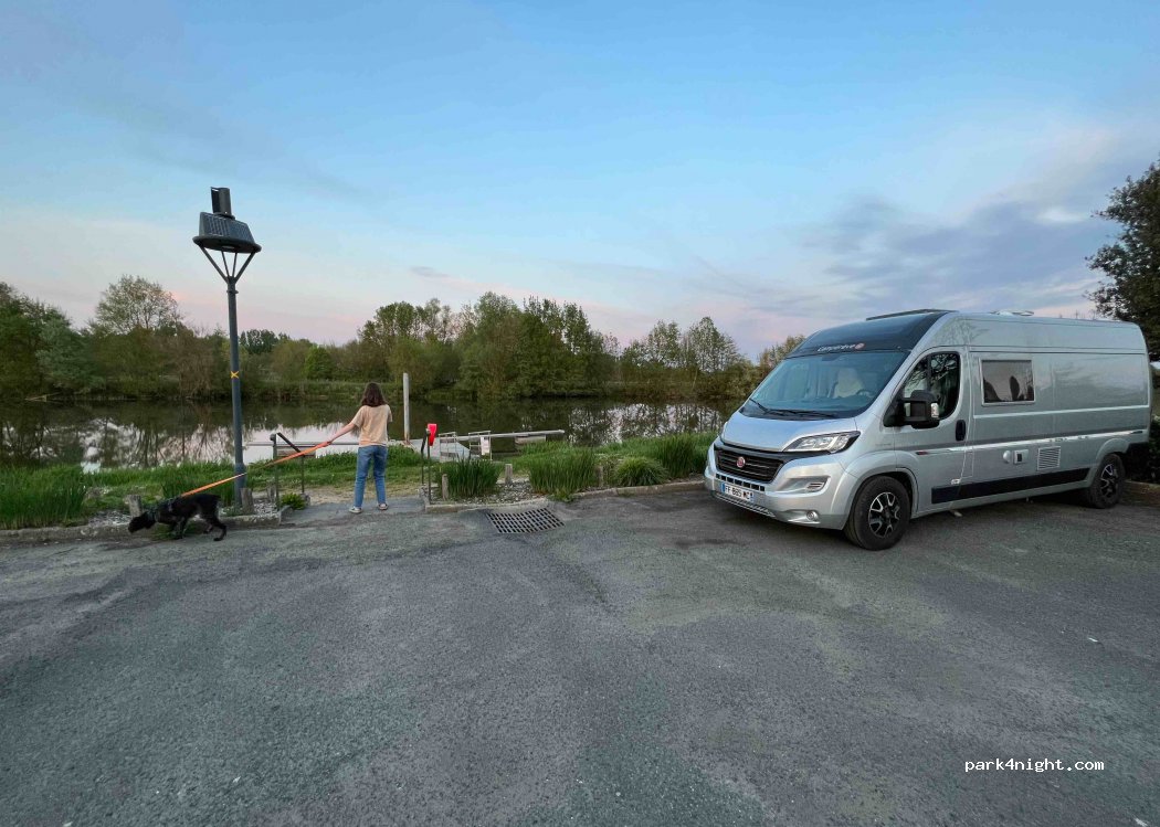 (49330) Brissarthe - 2-6 Place du Vieux Port — foto 3