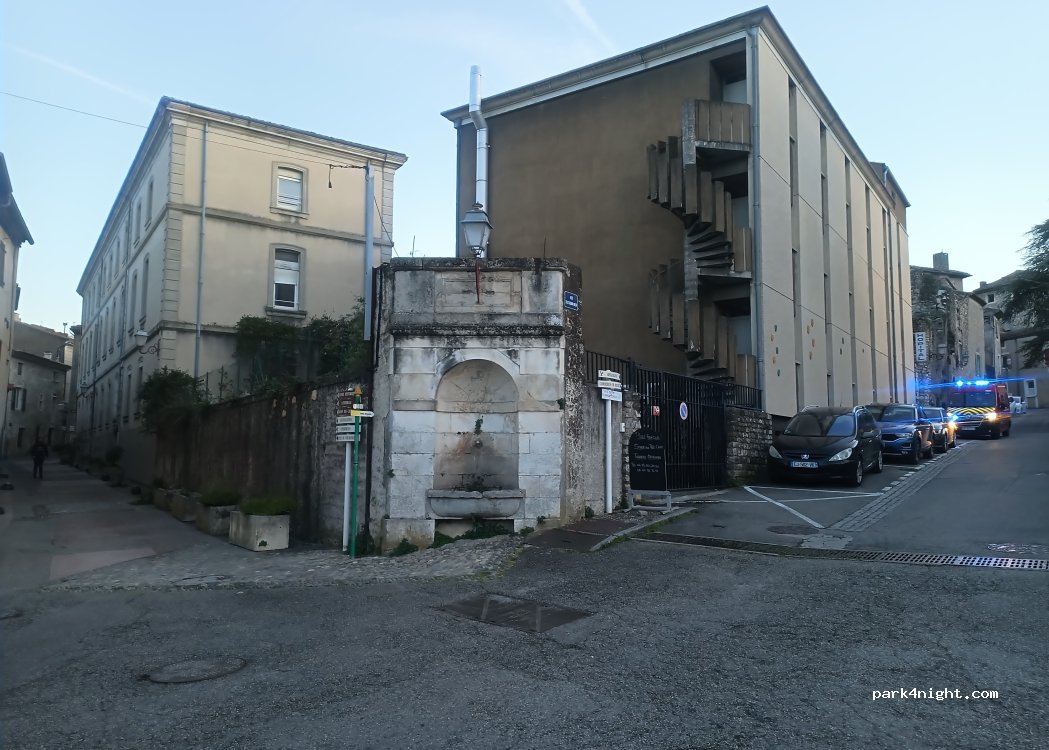 (07220) Viviers - 39 Place de la Roubine — foto 2