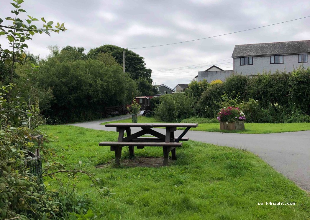 (LL58 8NP) Llangoed - Unnamed Road — foto 2