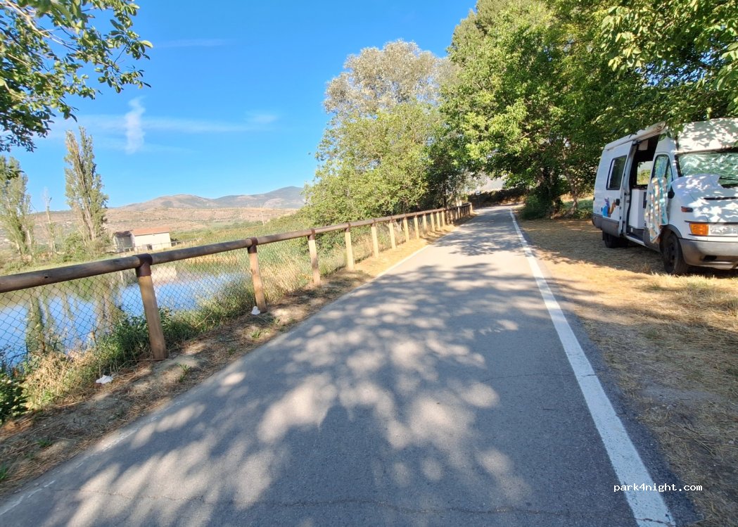 (67022) Capestrano - Via del Lago — foto