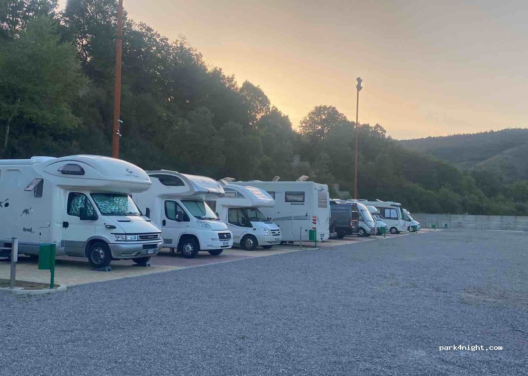 Area sosta camper Carbone — foto