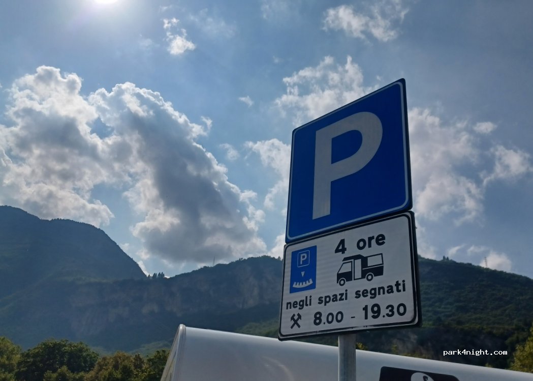 (38122) Trento - 27 Via Roberto da Sanseverino — foto