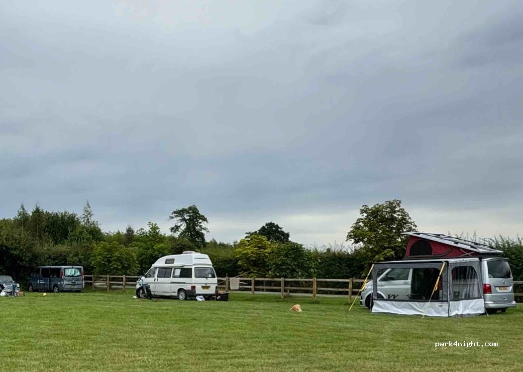 Church Farm caravanning and camping — foto 2