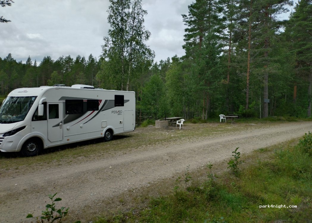 (826 95) Trönödal - Unnamed Road — foto