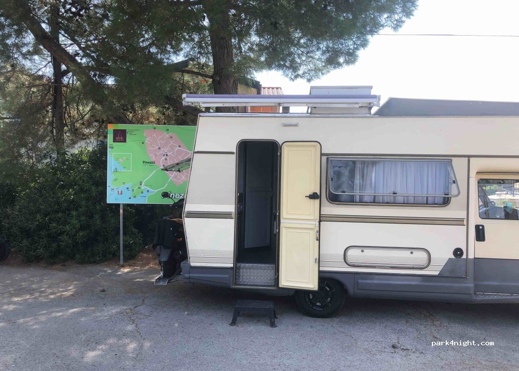 (51500) Pinezići - 1 Trg Borisa Mršića — foto