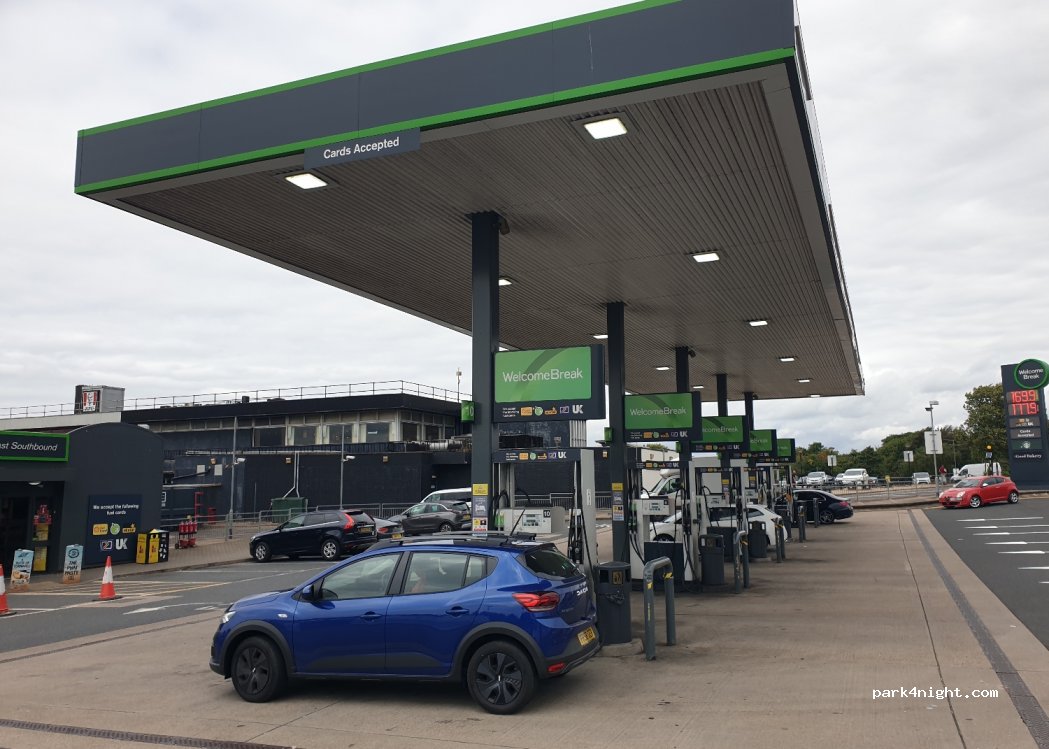 (LE3 3GB) Leicester Forest East - 21a M1 — foto