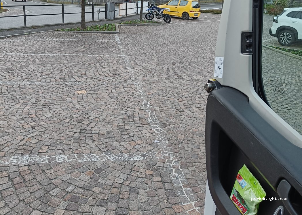 (22014) Dongo - 1 Piazza V. Matteri — foto