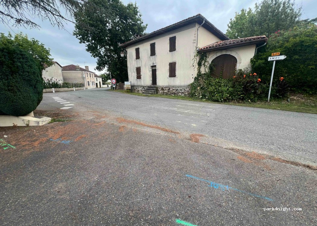 (40330) Brassempouy - 16 Place de la République — foto