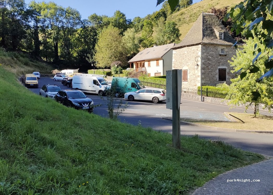 (15110) Chaudes-Aigues - 4 L’Enclos — foto