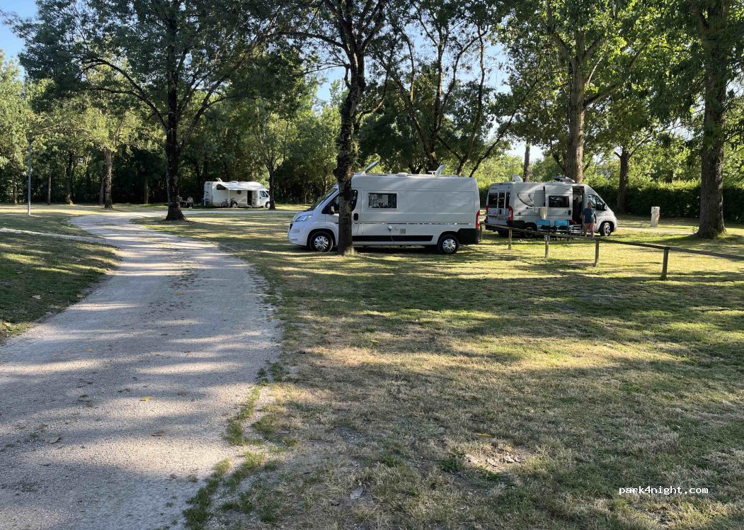 Camping Municipal La Petite Cabane — foto