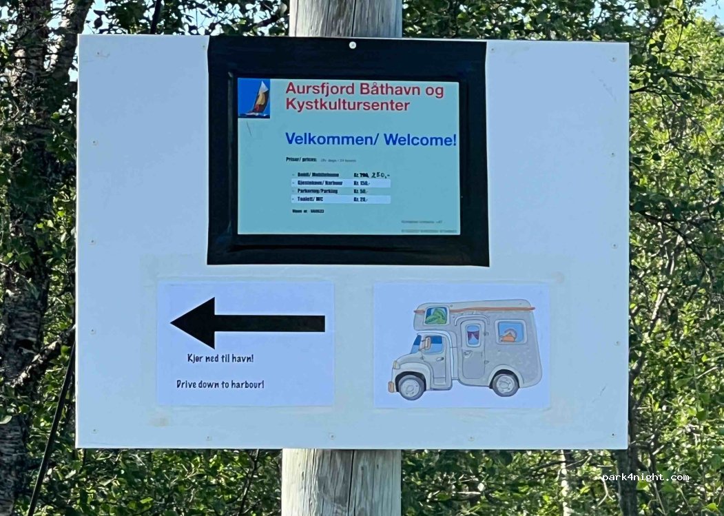 Bobilparkering Aursfjord Båthavn — foto