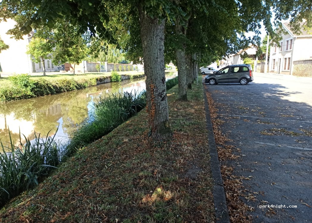 (18200) Saint-Amand-Montrond - 3 Quai Pluviôse — foto