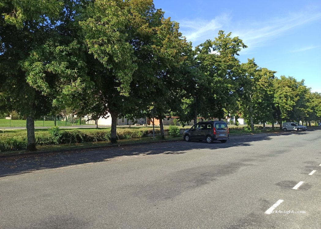 (18200) Saint-Amand-Montrond - 3 Quai Pluviôse — foto 2