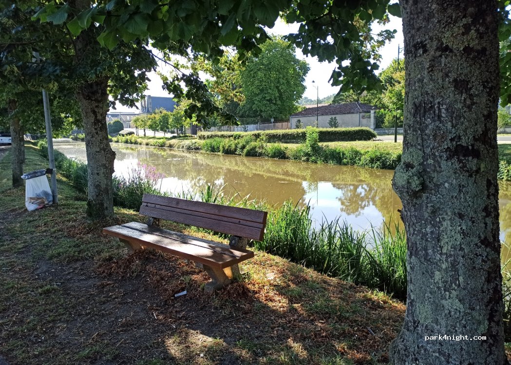 (18200) Saint-Amand-Montrond - 3 Quai Pluviôse — foto 3