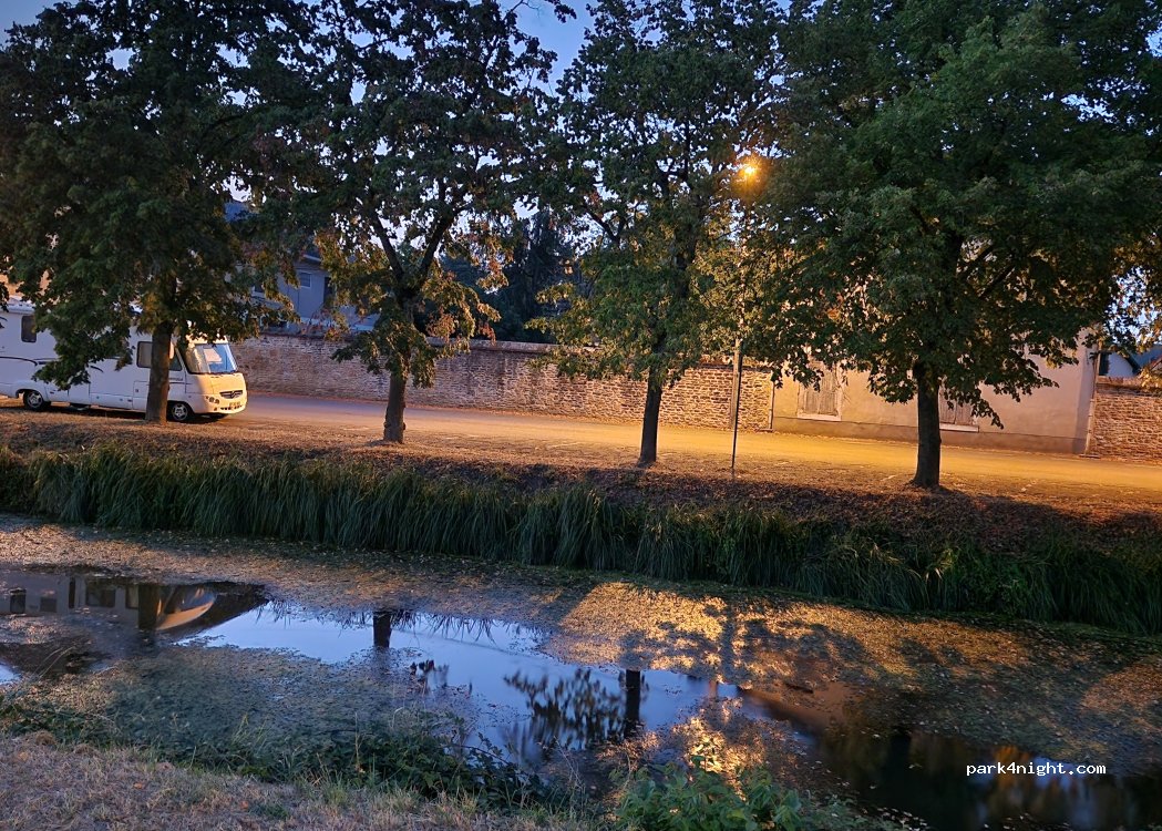 (18200) Saint-Amand-Montrond - 3 Quai Pluviôse — foto 4