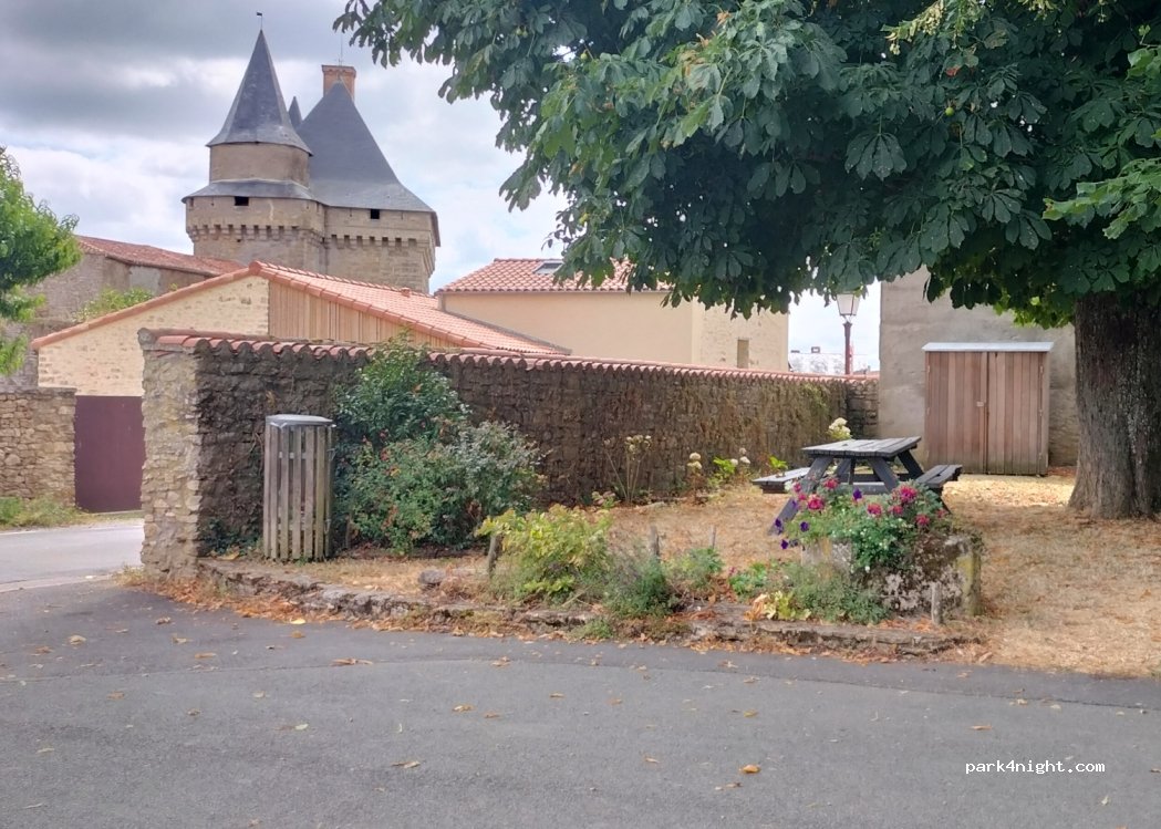 (85110) Sigournais - 10 Rue du Donjon — foto