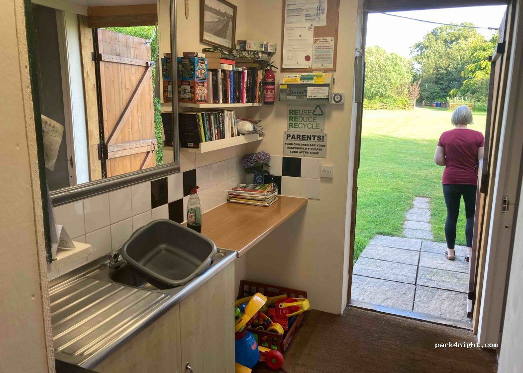 Four Acre Farm, Certified Caravan and camping site — foto