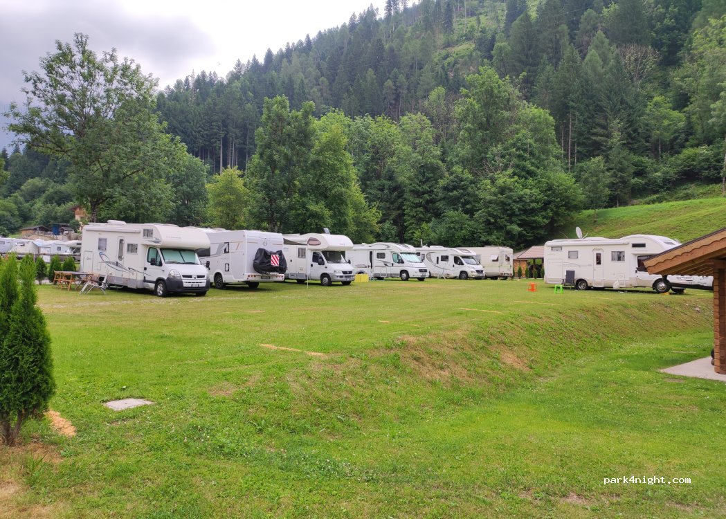 Area Sosta Camper Lanterna Verde — foto