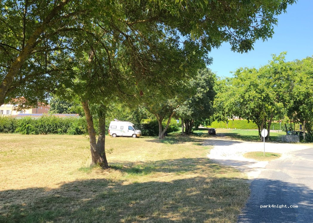 (01600) Trévoux - 445 Allée du Roquet — foto 2