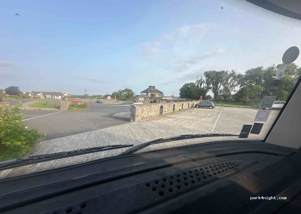(H91 V4F3) Castlegar Village - N83 — foto