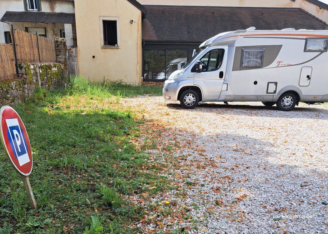 (70700) Gy - 2 Place de la Mairie — foto 2