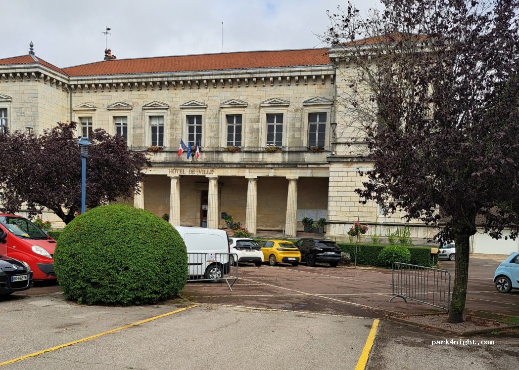 (70700) Gy - 2 Place de la Mairie — foto 3