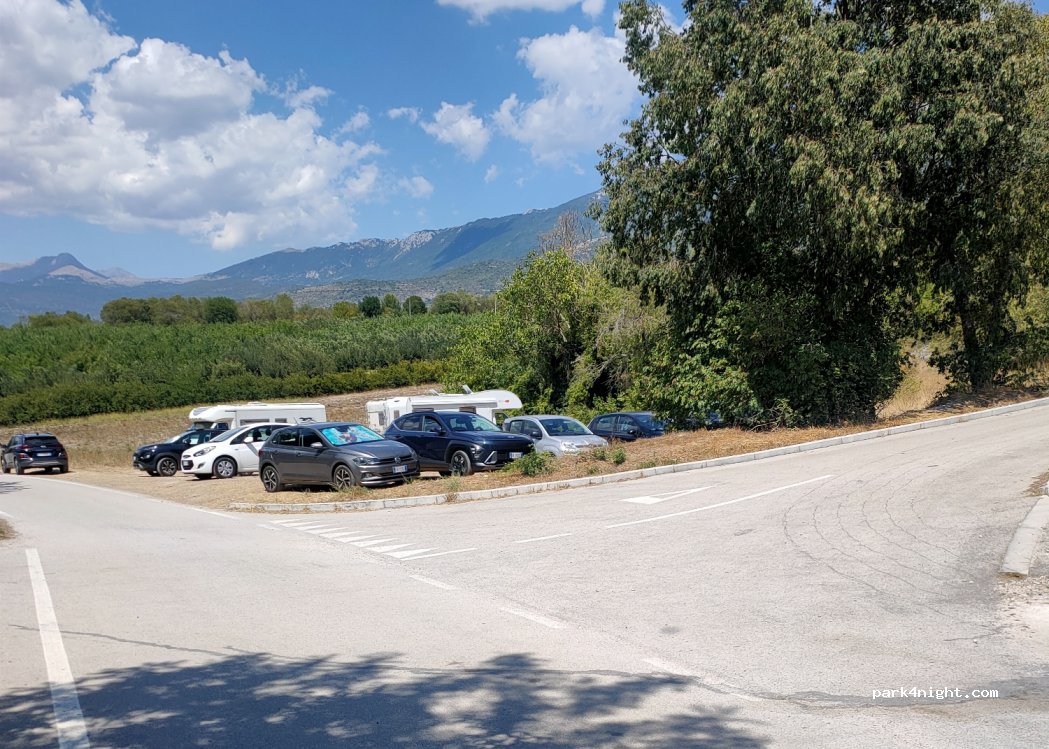 (67022) Capestrano - Via del Lago — foto