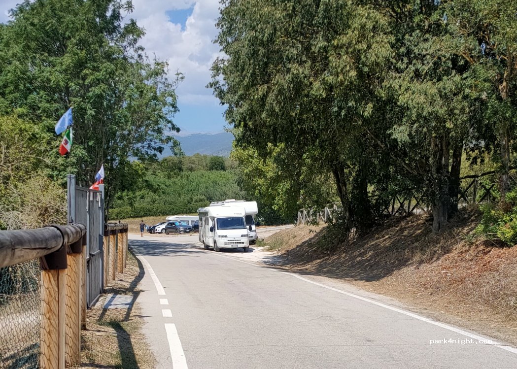 (67022) Capestrano - Via del Lago — foto 2