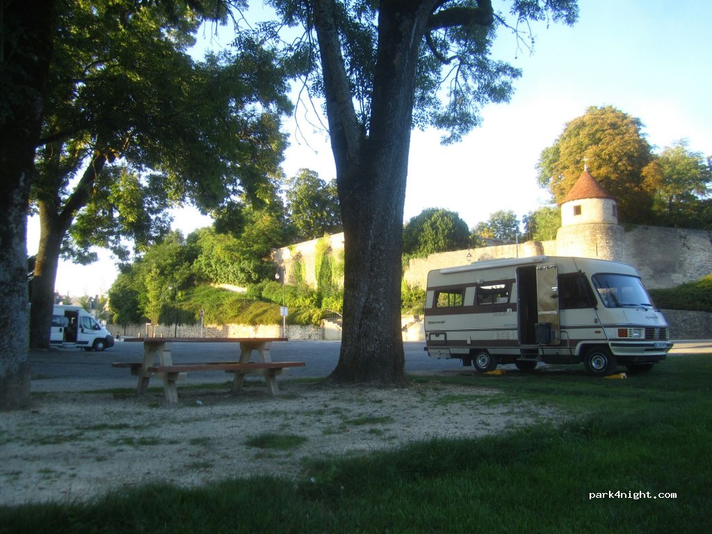 Aire de camping-cars Dun-sur-Auron — foto 2