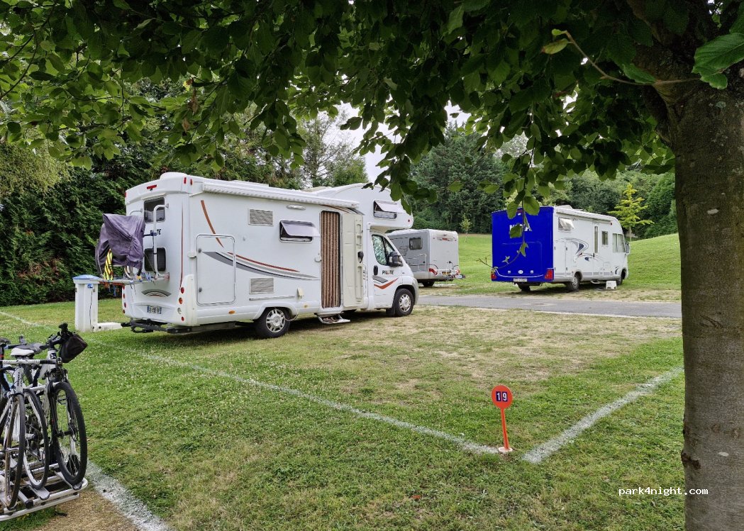 Camping Municipal / Auberge de Jeunesse de Saint-Quentin — foto