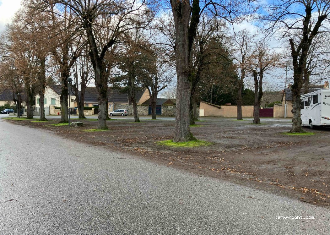 Aire de service et stationnement camping-cars Gouzon — foto 2
