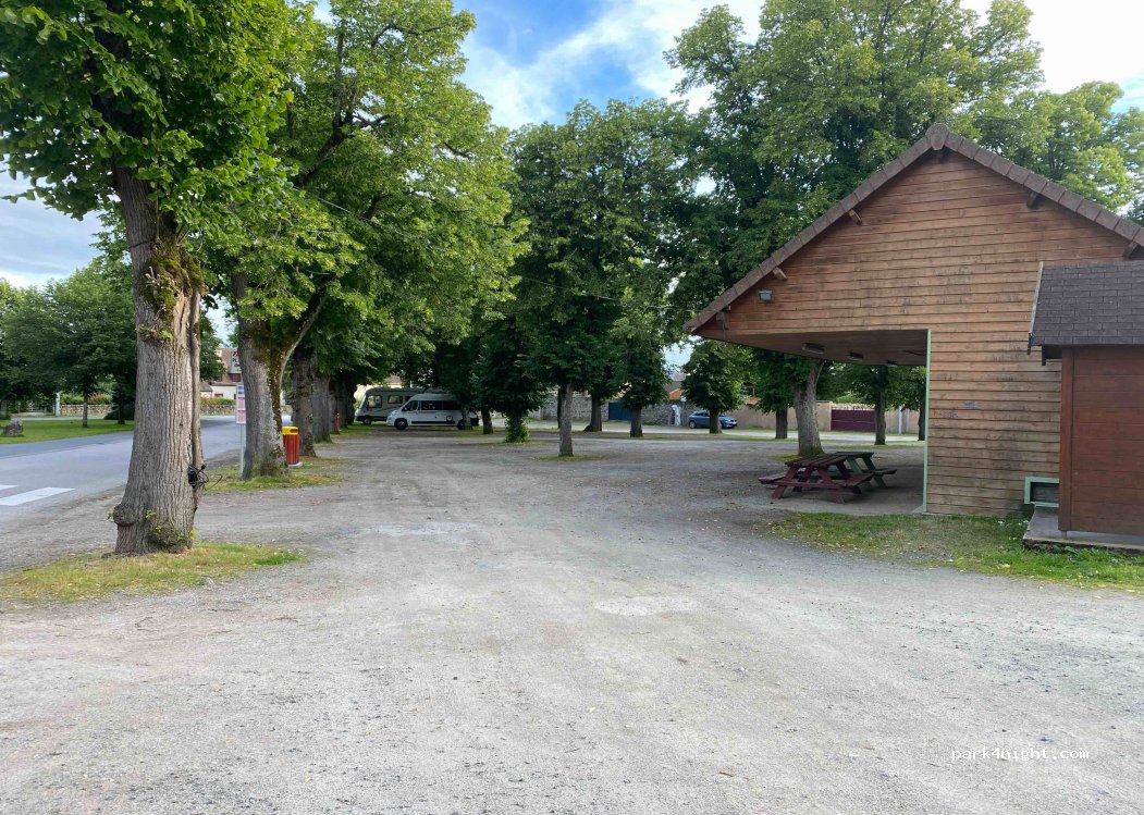 Aire de service et stationnement camping-cars Gouzon — foto 3