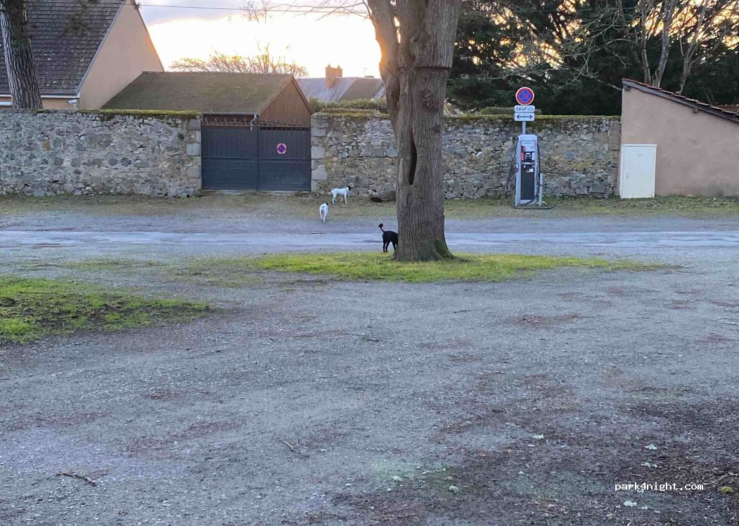 Aire de service et stationnement camping-cars Gouzon — foto 4
